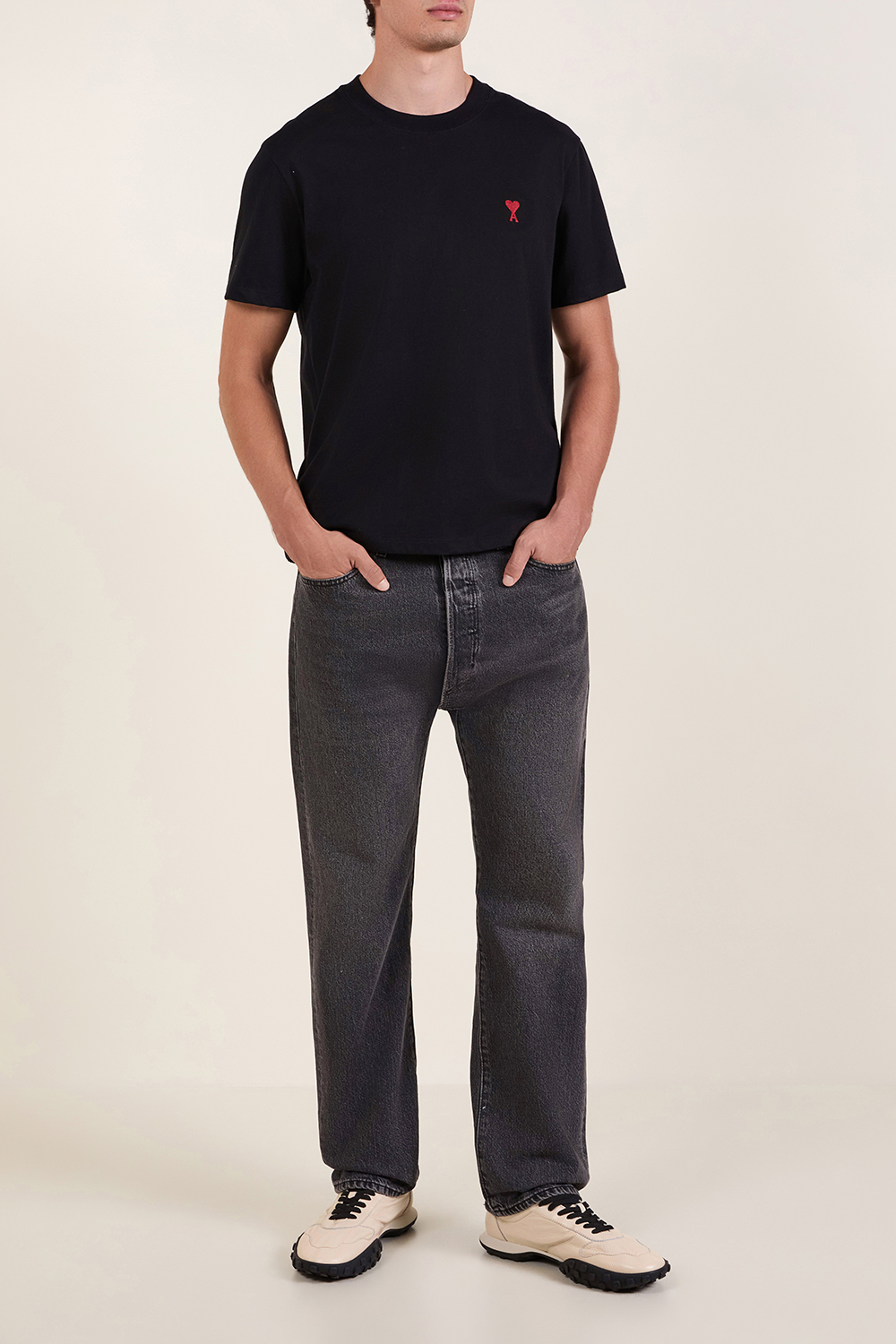 תמונת כל הלוק של חולצת טי